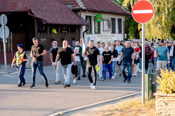 Kiraknák a falujukból a drogos zombikat a dányiak