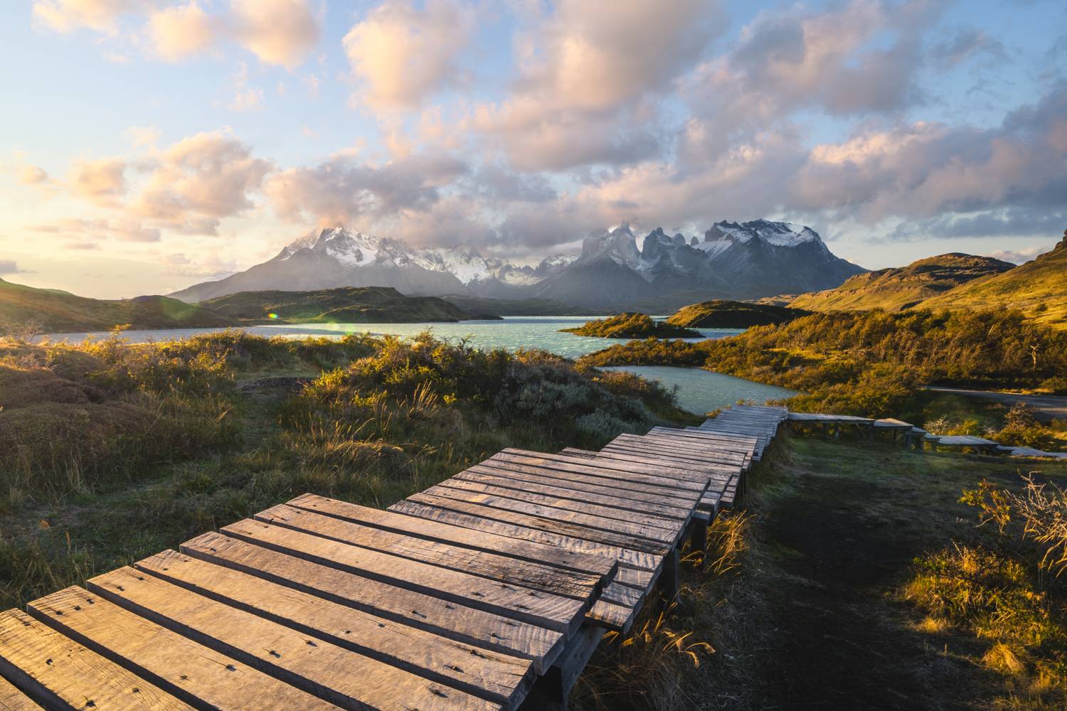 A patagóniai Torres del Paine Nemzeti Park ikonikus, W alakú útvonala a világ egyik leglátványosabb túrája. A körülbelül 80 kilométeres ösvény 4–5 nap alatt teljesíthető, miközben a túrázók gleccserek, türkiz tavak és drámai hegycsúcsok között haladnak.