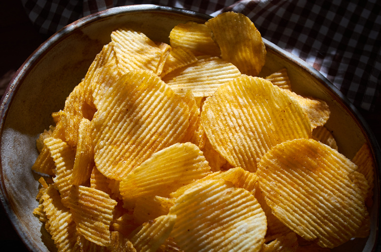 Chips és müzliszeletek elhagyásaAz ultrafeldolgozott élelmiszerek gyakran kedvenc nassolnivalóink formájában lopakodnak be az étrendünkbe