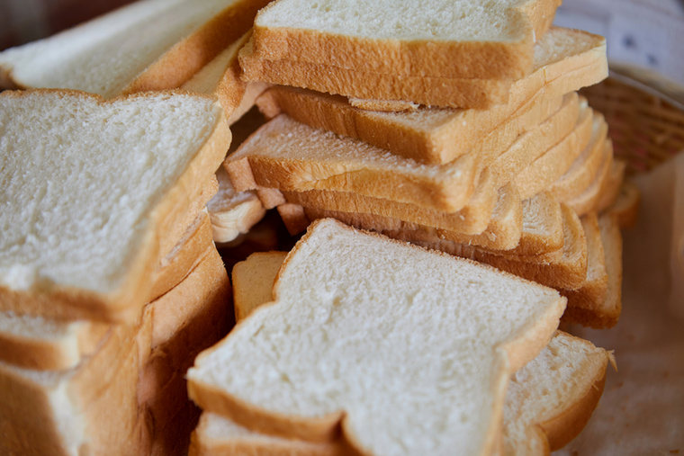Fehér bolti kenyér elhagyásaA szupermarketekben kapható szeletelt kenyerek ultrafeldolgozott termékek, és akár 19 összetevőt is tartalmazhatnak, pedig egy kenyérhez valójában mindössze négy alapanyag kellene: liszt, víz, só és élesztő