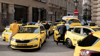 Nő a taxisok tarifája és a reptéri behajtás díja is