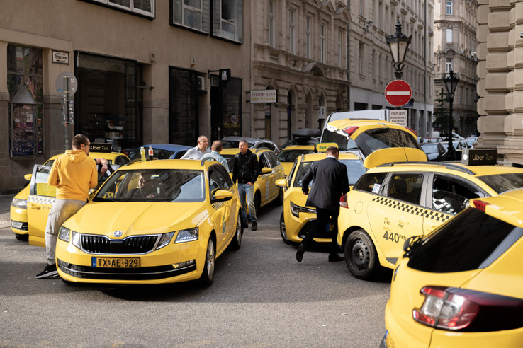 Nő a taxisok tarifája és a reptéri behajtás díja is