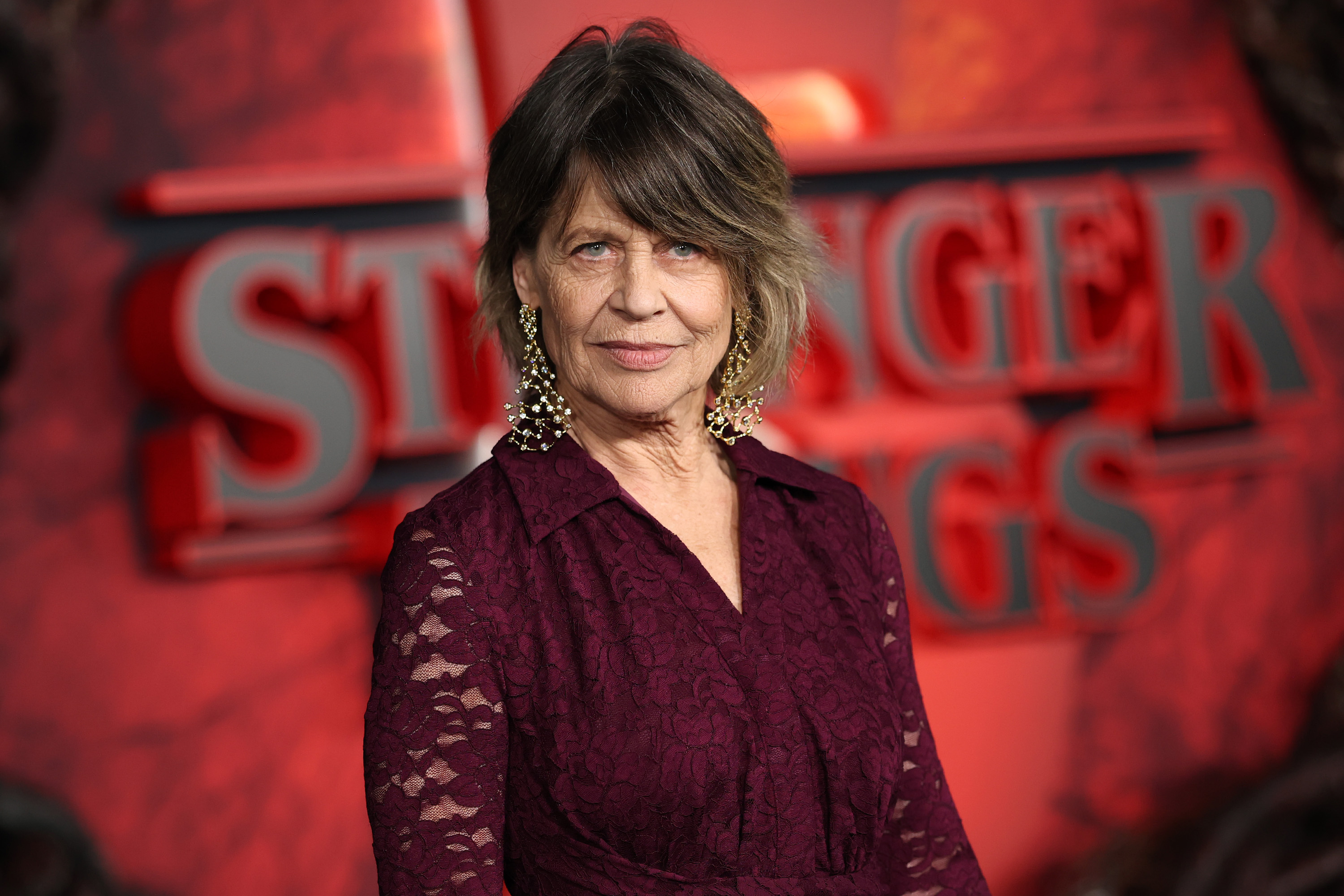 Linda Hamilton a Stranger Things novemberi bemutatóján.
