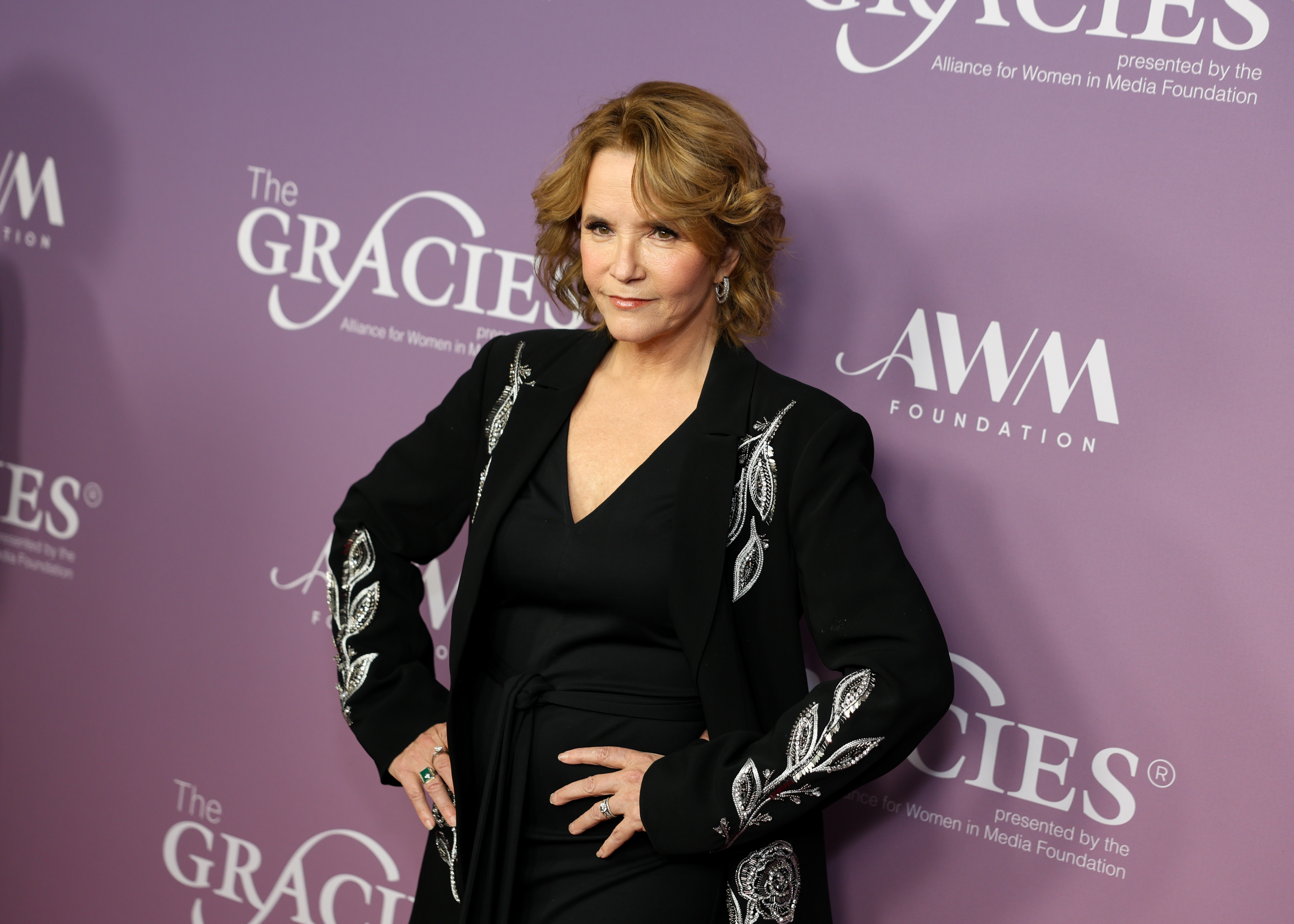 Lea Thompson 64 évesen ragyogott az 51. alkalommal megrendezett Gracie Awards díjátadón.