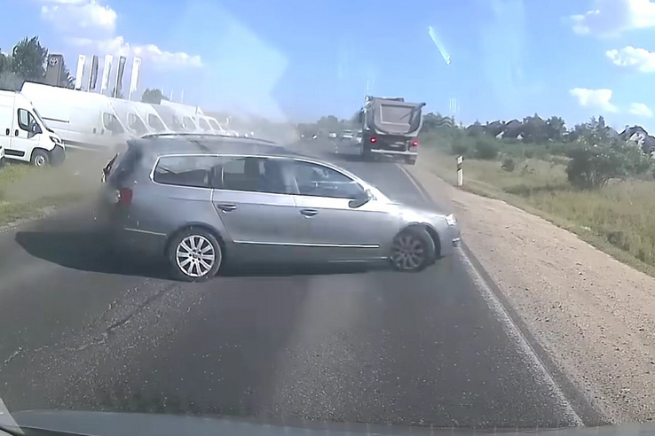 Vérlázító felvételeket osztottak meg veszélyes autósokról