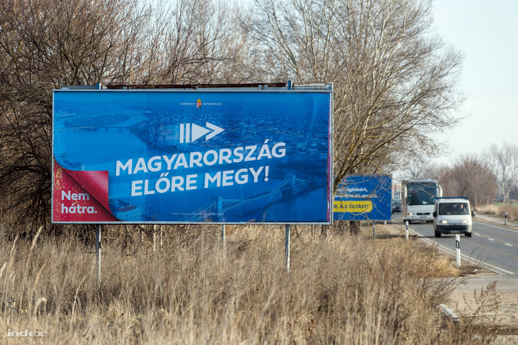 Olykor több plakát egymás mellett is ugyanazt az információt közvetítette, hogy erősítse az üzenetet