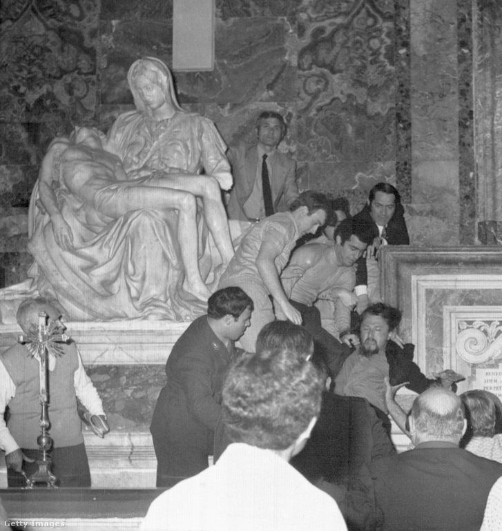 A képen járókelők lefogják Tóth Lászlót, miután Michelangelo híres alkotását, a Pietát megrongálta egy kalapáccsal 1972. májusában