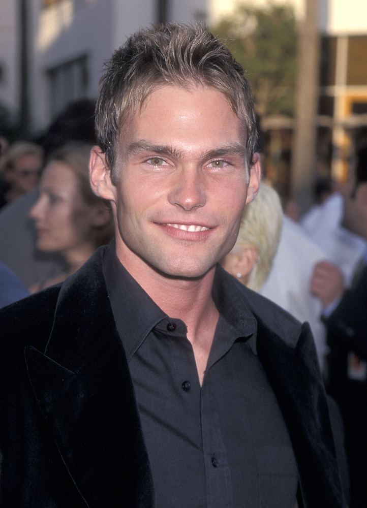 Seann William ScottSeann William Scott az 1999-es eredeti filmben, valamint a sorozat 2001-es, 2003-as és 2012-es folytatásában is életre keltette a mindig pimasz és hangos Steve Stiflert karakterét az Amerikai pitében.&nbsp;