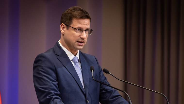 Megszólalt Gulyás Gergely a vitatott támogatásról, szerinte fontos részleteket hallgatott el az RTL Híradó