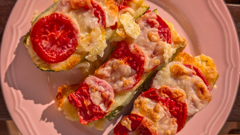Sütőben sült cukkini sajttal és paradicsommal: egyszerű recept