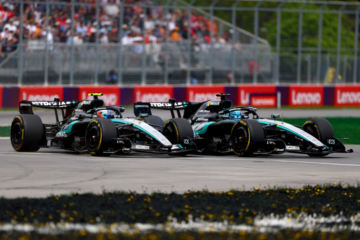 Egymásnak estek az F1 bajnokaspriránsai, sosem látott magasságokban az új csapat