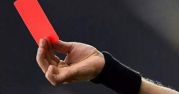 Egy játékvezető abszurd délutánja: megvert egy játékost, kiállította magát, majd hazament
