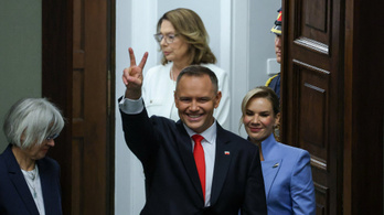 Durvul a helyzet: éjjel rendvédelmisek rontottak be az államfő lakásába