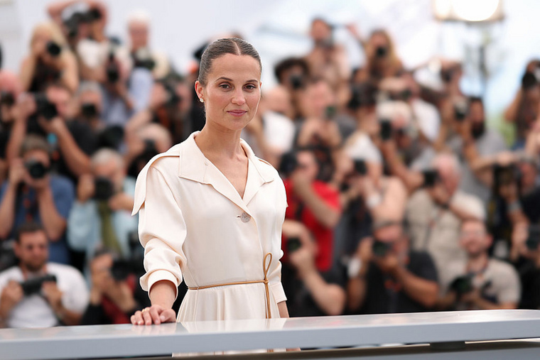 Alicia VikanderA 37 éves színésznőnek egyértelmű hozzáállása van a közösségi médiához, ami azután alakult ki, hogy 2022-ben egy hónapig használta az Instagramot, utána azonban teljesen száműzte azt az életéből.&nbsp;„Korán rájöttem, hogy a közösségi média nem tesz jót nekem; egyszerűen nem találtam benne örömöt” - mondta korábban.&nbsp;(People)