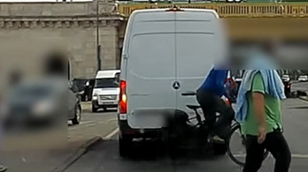 Videón, ahogy bosszúból rátolatott az ököllel büntető biciklisre egy furgonos Budán