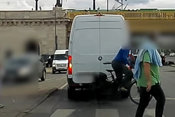Videón, ahogy bosszúból rátolatott az ököllel büntető biciklisre egy furgonos Budán