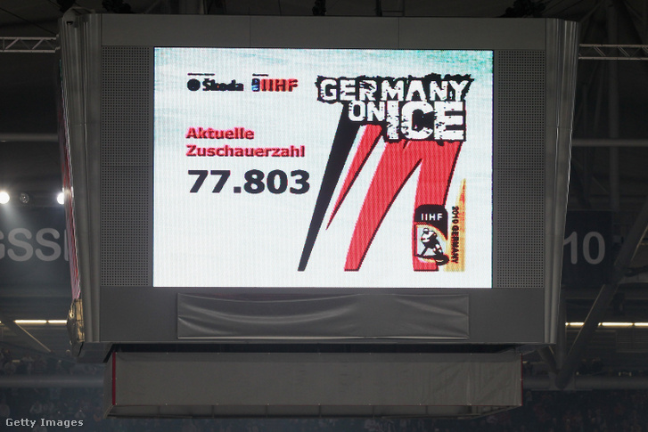 Az óriáskivetítő az új világrekordot mutatja a legnagyobb fedett sportesemény kapcsán a 2010 IIHF World Championship D csoportos mérkőzésén az Egyesült Államok és Németország között a Veltins-Arena stadionban, 2010. május 7-én