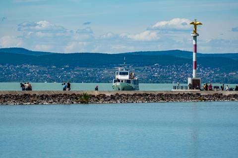 A berobbanó nyár küszöbén – Képgaléria a Balatonról