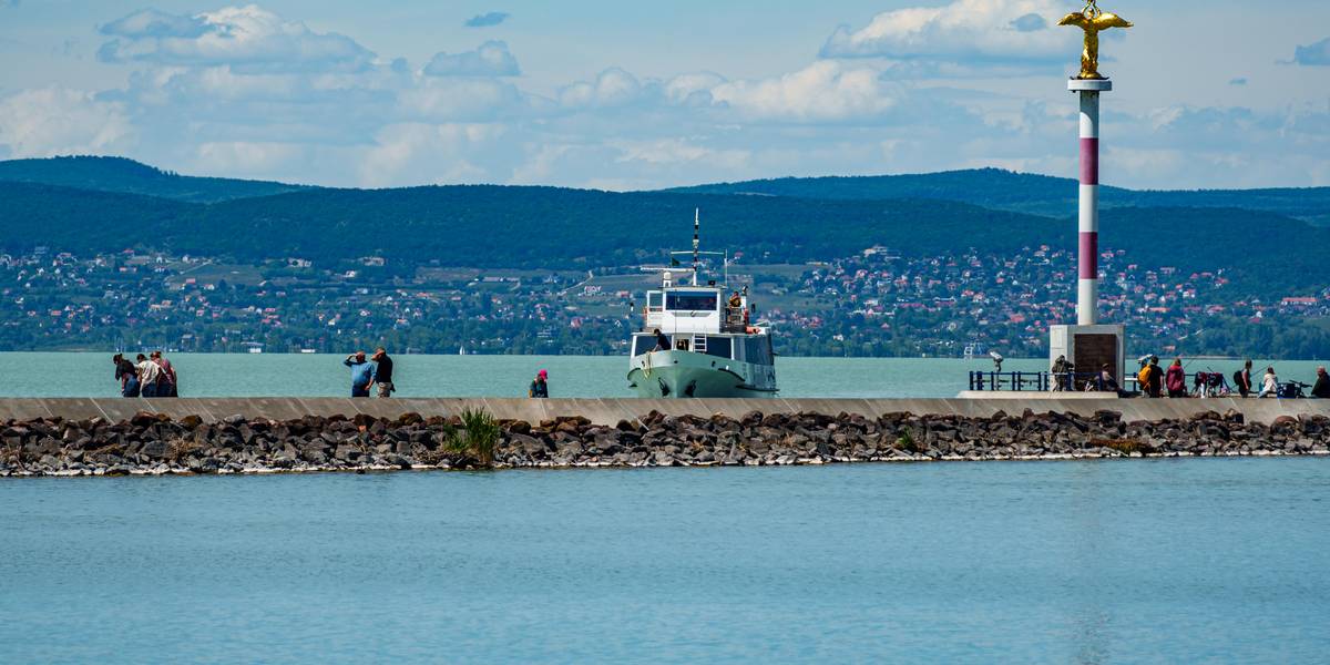 A berobbanó nyár küszöbén – Képgaléria a Balatonról
