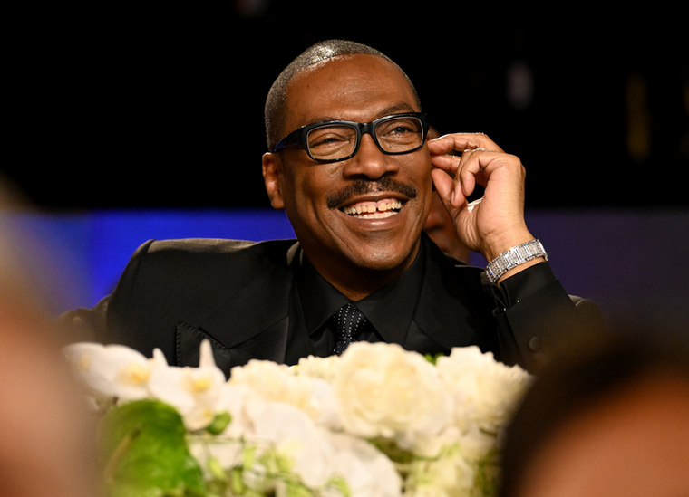 Eddie Murphy2007-ben Eddie Murphy 15 millió dollárért megvásárolta a Long Cay szigetet a Bahamákon, ami a maga 15,4 hektárjával igazán nagy szigetnek számít