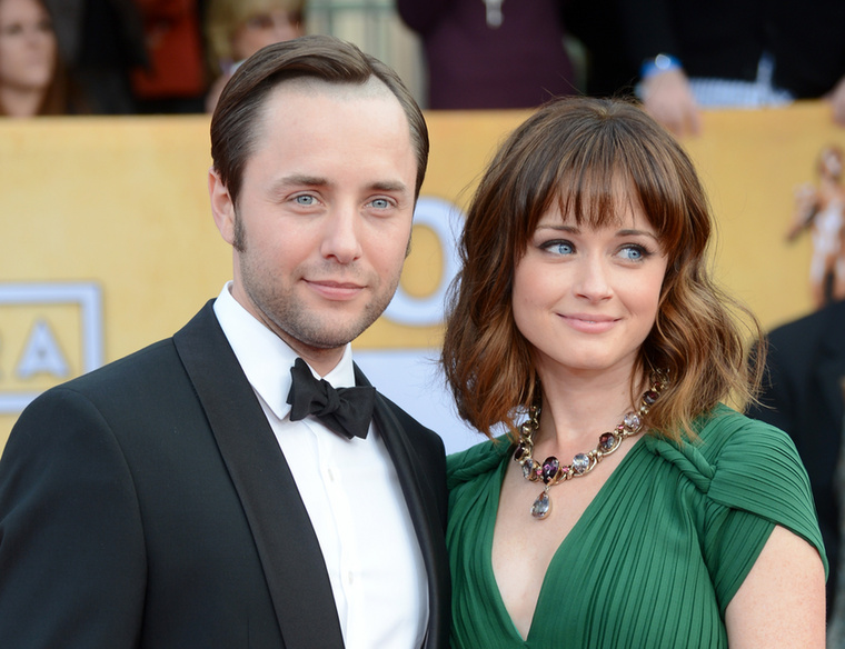 Alexis Bledel és Vincent KartheiserAlexis Bledel és Vincent Kartheiser a Mad Men forgatásán kerültek közel egymáshoz
