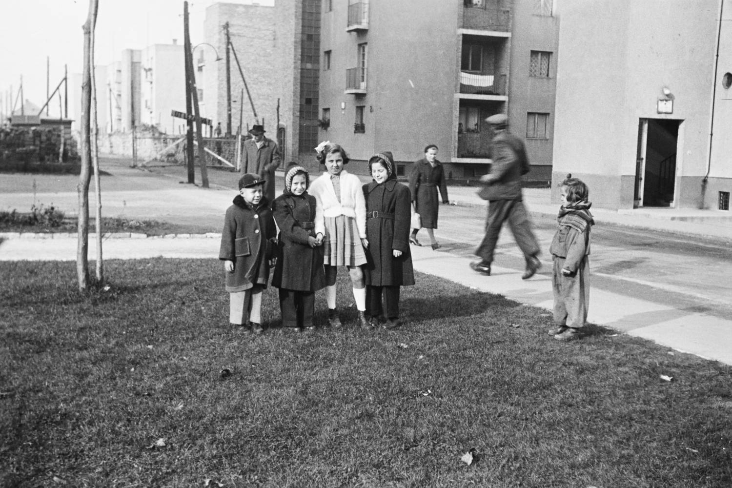 Modern lakótelep a Béke úton, még a panelek időszaka előtt. (1952.)