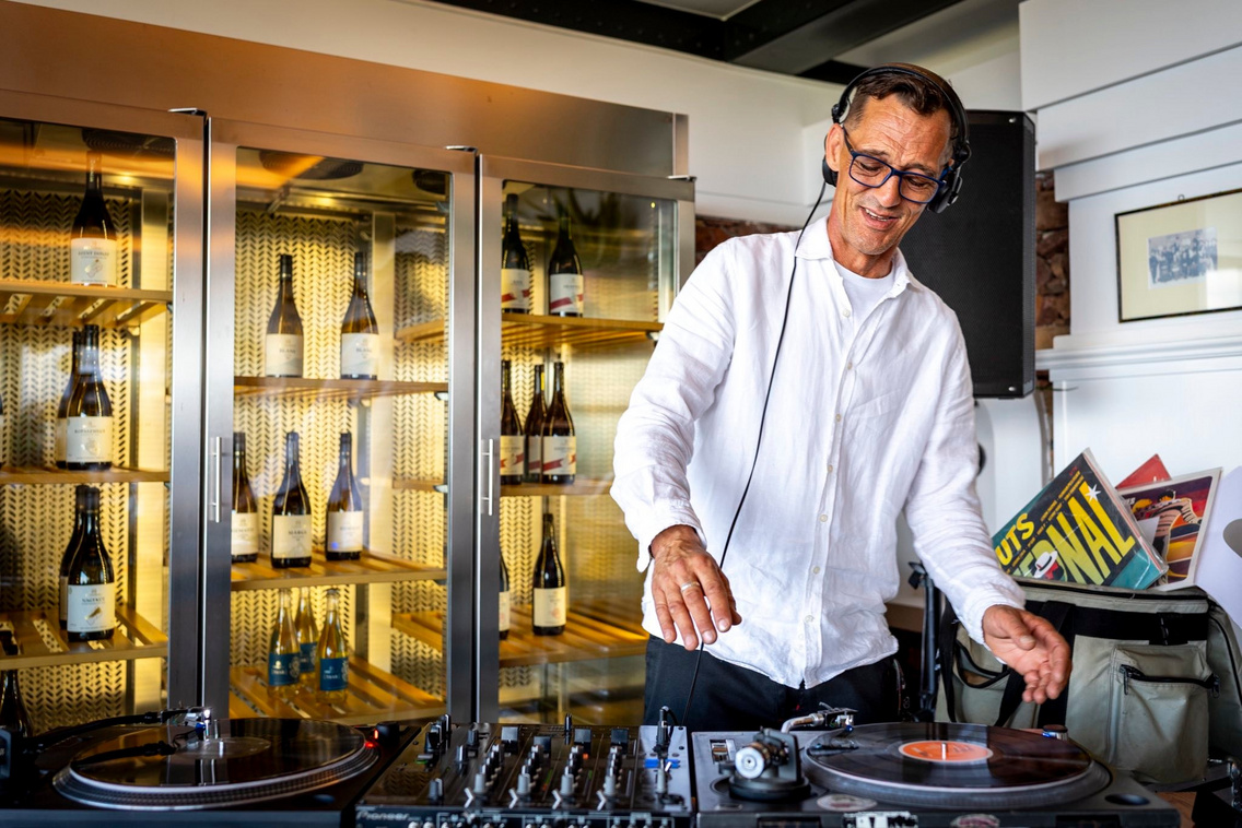 Dj titzkrisztian pörgeti a bakeliteket