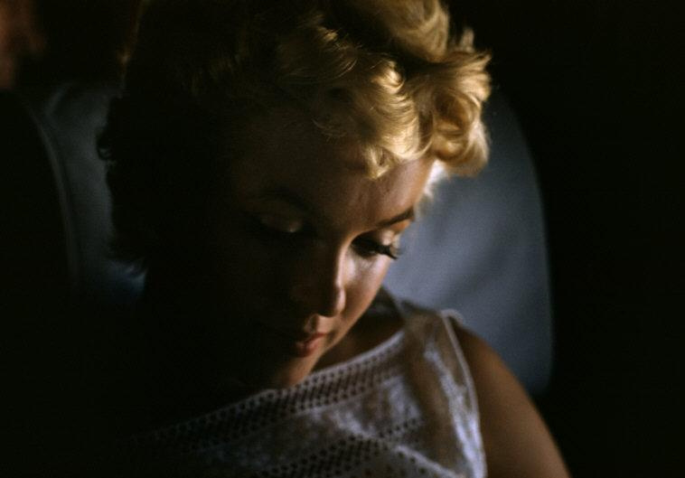 Marilyn Monroe amerikai színésznő útban Bement felé, Illinois, USA (1955)
