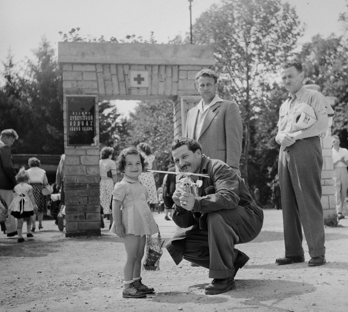 Az Állami Gyógyfürdő Kórház Fürdő Telepe (később Szent András Állami Reumatológiai és Rehabilitációs Kórház), bejárata 1959-ből