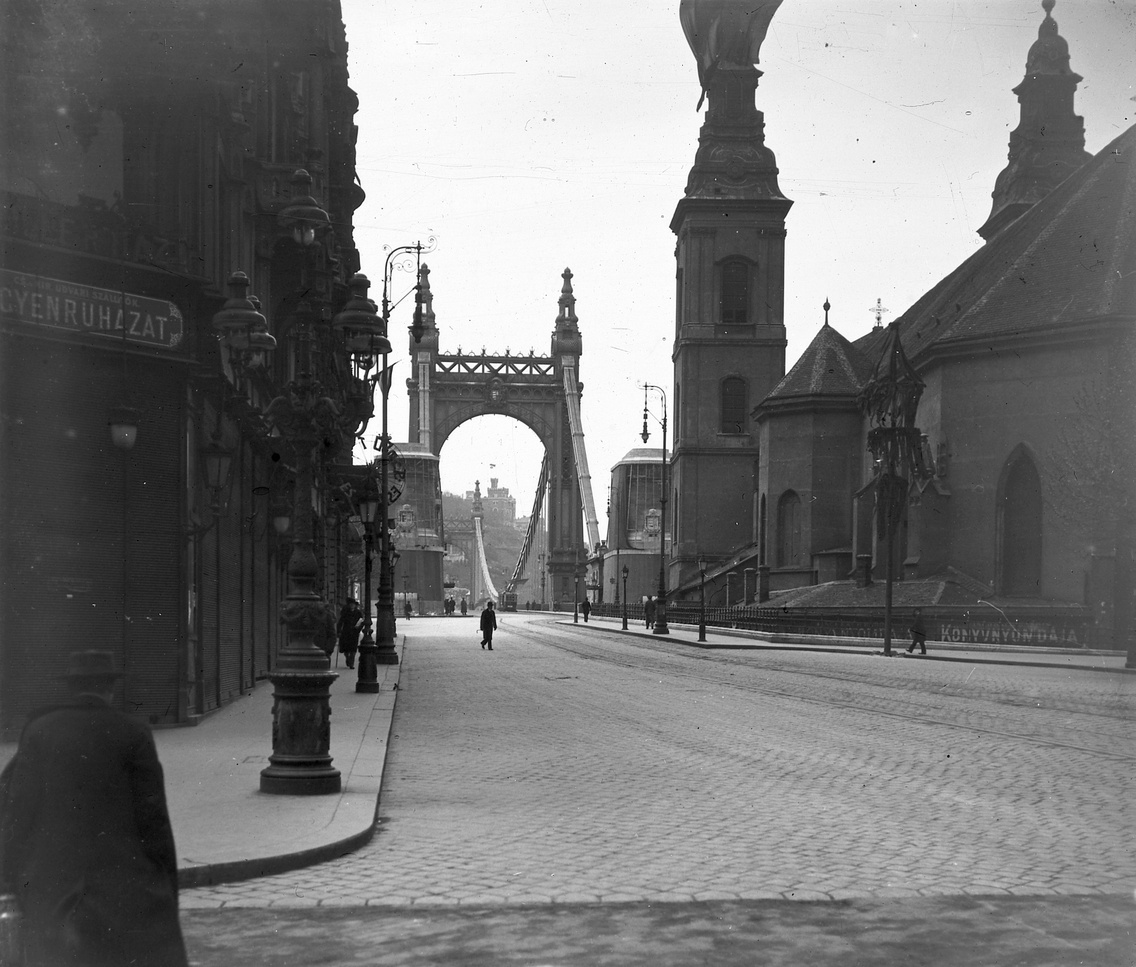A régi Erzsébet híd a villamospályával és a járdával, 1919