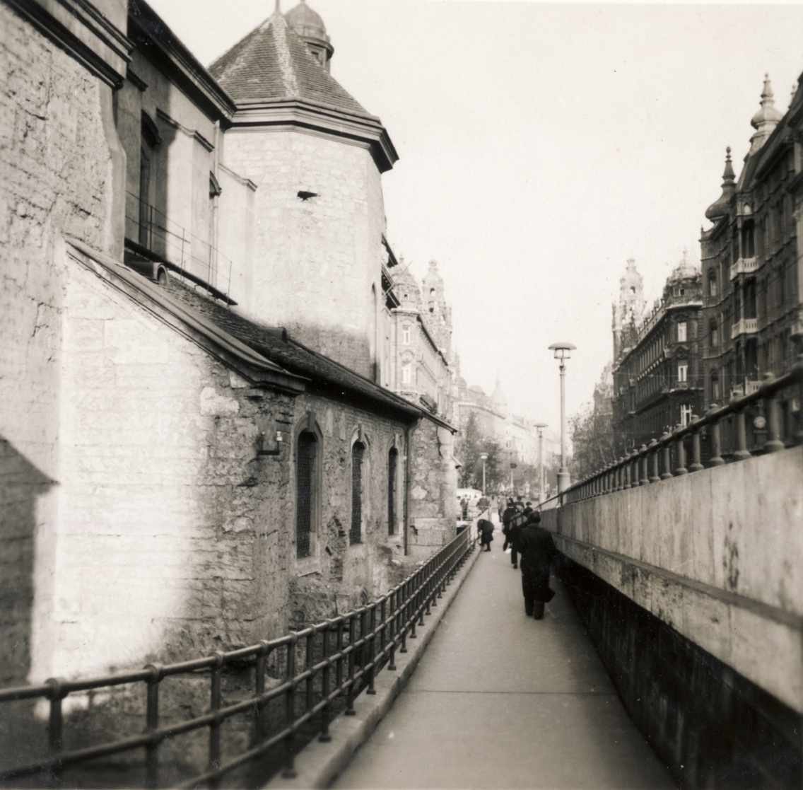 A templomot nem eltolták, hanem a járda került a híd szintje alá, 1931