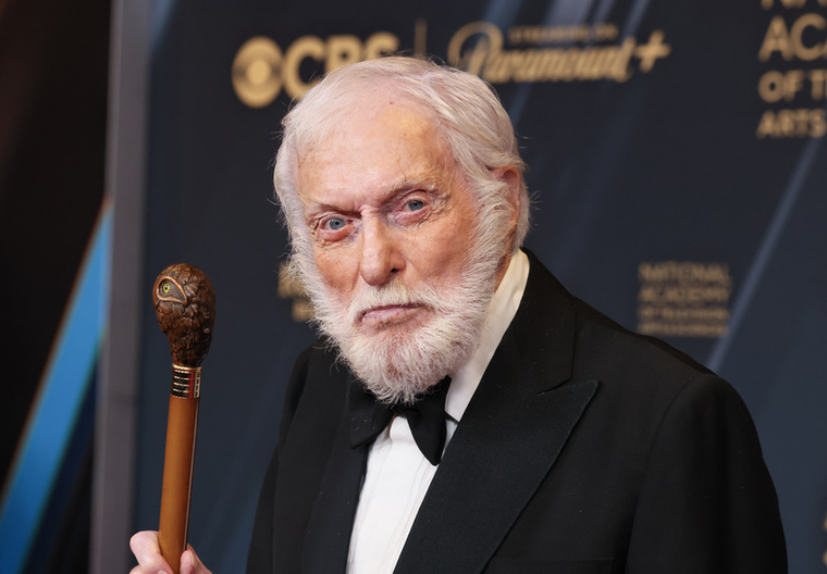 Dick Van DykeDick Van Dyke neve elsőre talán nem az elegáns brit titkosügynök szerepével kapcsolódik össze, hiszen a közönség inkább a könnyed, zenés és humoros alakításai miatt szerette meg