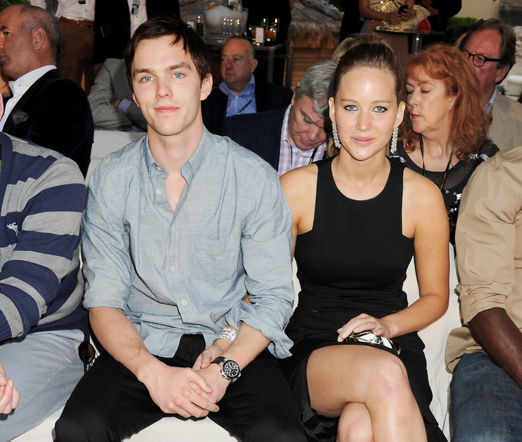 Jennifer Lawrence és Nicholas HoultJennifer Lawrence és Nicholas Hoult az X-Men: Az elsők forgatásán találkoztak, ahol Raven, vagyis Mystique, valamint Hank, vagyis Beast szerepét alakították