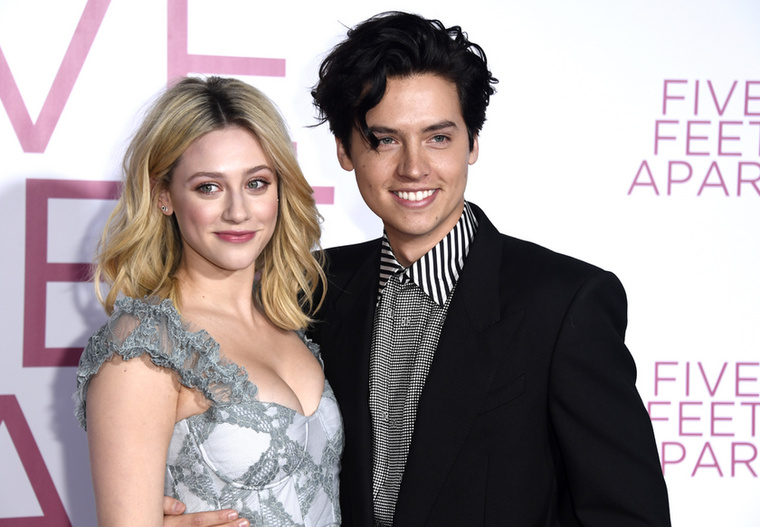 Cole Sprouse és Lili ReinhartCole Sprouse és Lili Reinhart a Riverdale forgatásán kerültek közel egymáshoz