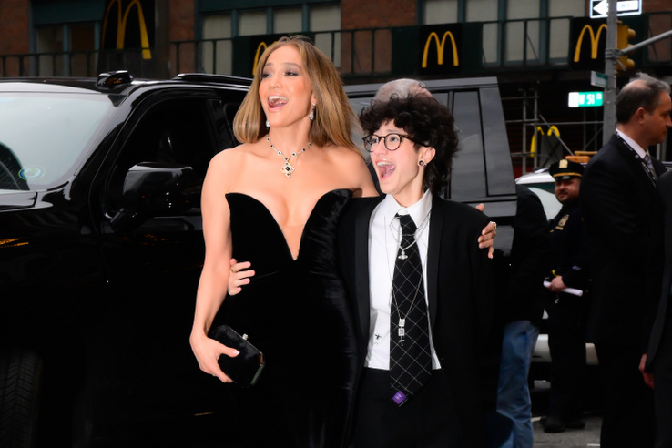 Férfinéven fejezte be a középiskolát Jennifer Lopez nem bináris lánya