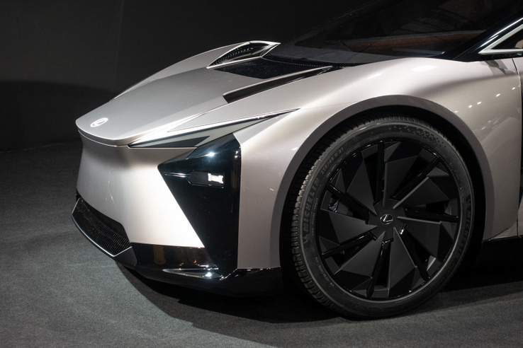 Kukázza a következő generációs szedánját a Lexus