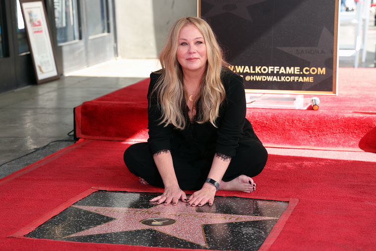 Christina ApplegateChristina Applegate 2021-ben osztotta meg, hogy szklerózis multiplexet diagnosztizáltak nála