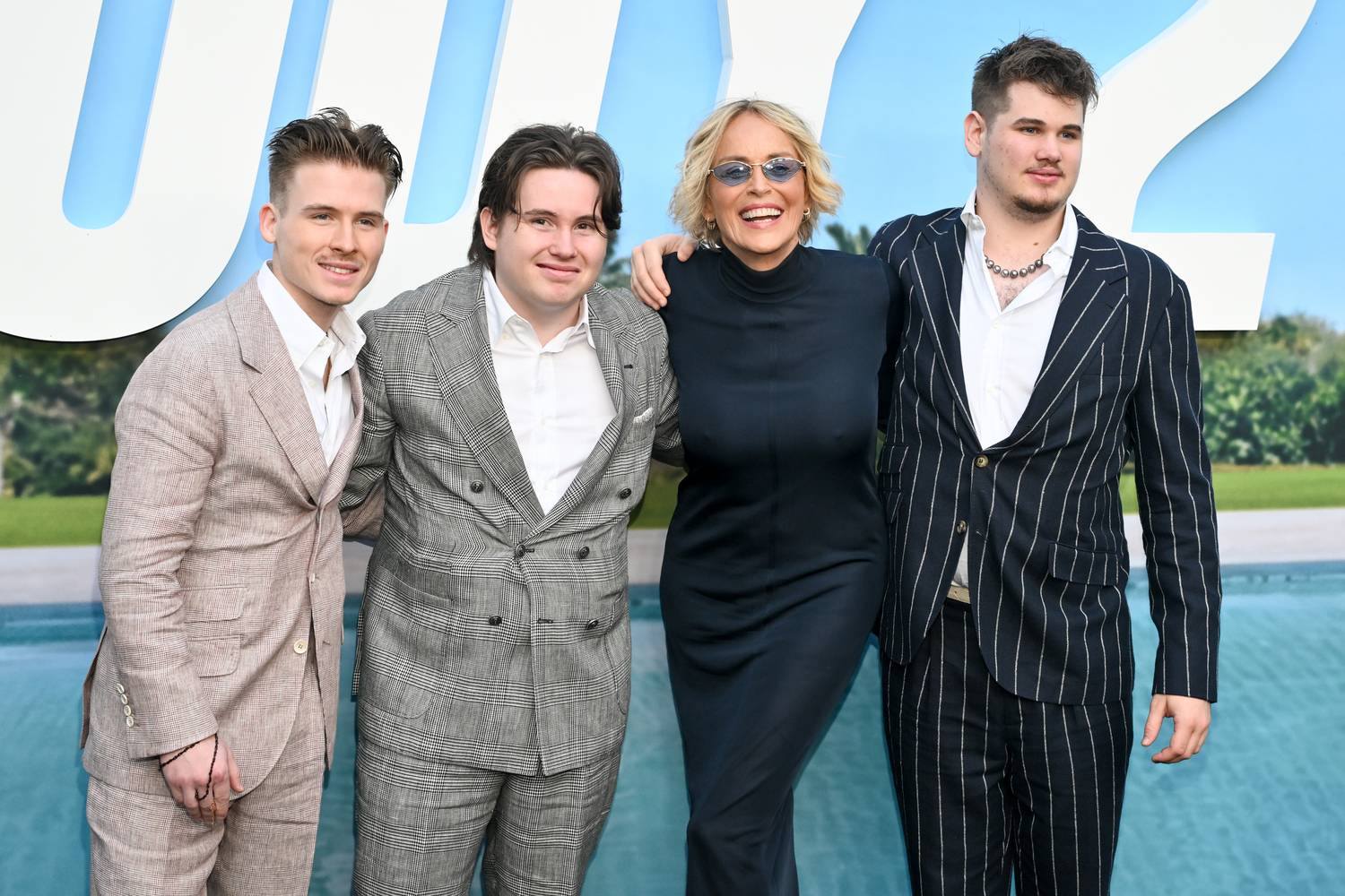 Sharon Stone fiaival a Senki 2. premierjén. Balról jobbra láthatod Roant, aztán Quinnt és a színésznő jobb oldalán Laird-et.