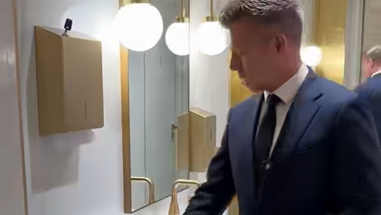 „Matolcsy György Great Gatsbynek érezhette magát” – Magyar Péter megmutatta az MNB aranyozott mosdóját