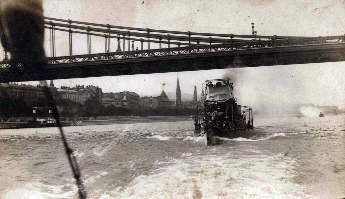 A Magyar Királyi Folyamőrség őrnaszádjai a Széchenyi lánchídnál, háttérben a Bem (Margit) rakpart, 1926