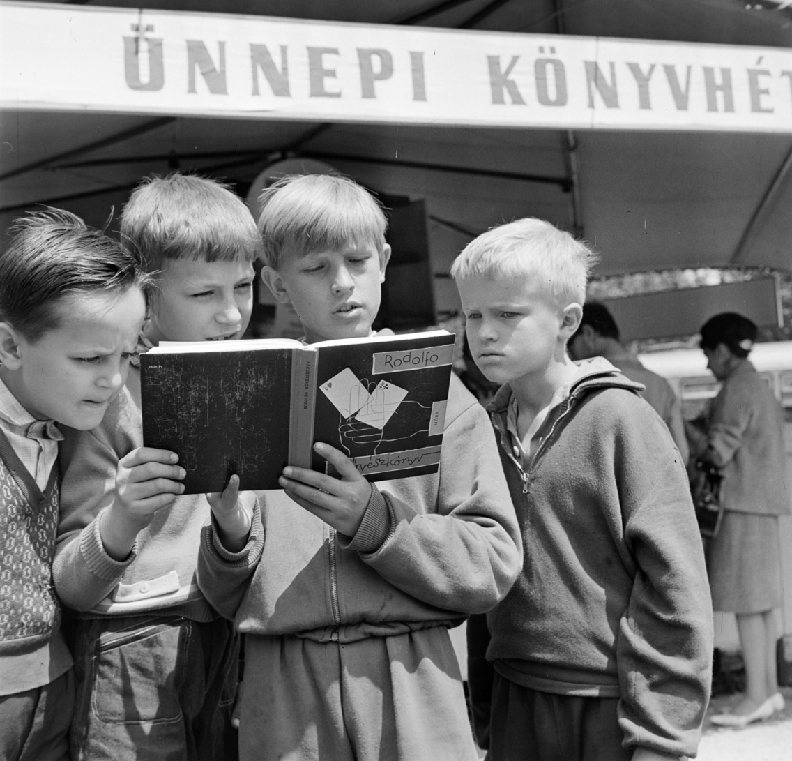 Gyerekek Rodolfo egyik könyvével