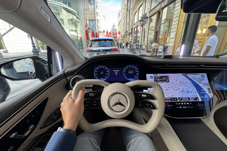 Párhuzamos valóságokkal jár a vevők kedvében a Mercedes