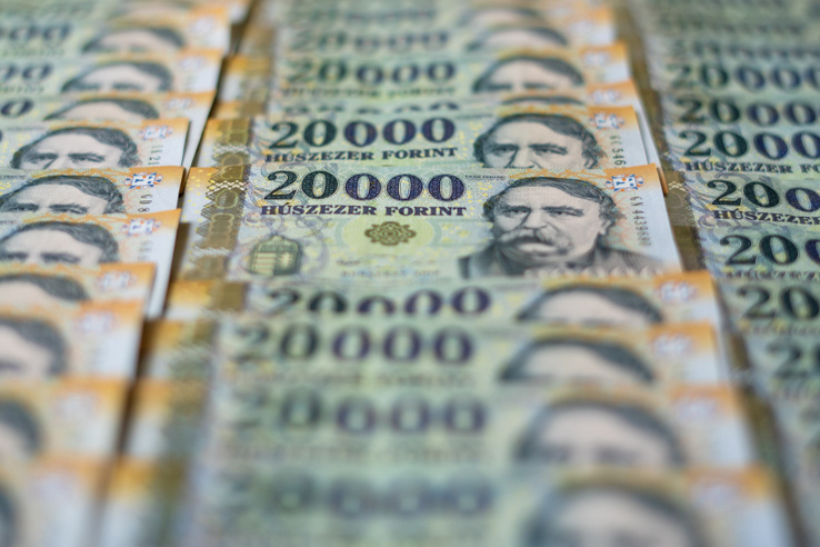 Ebbe a kiváltságos rétegbe vándoroltak az Otthon Startos milliárdok