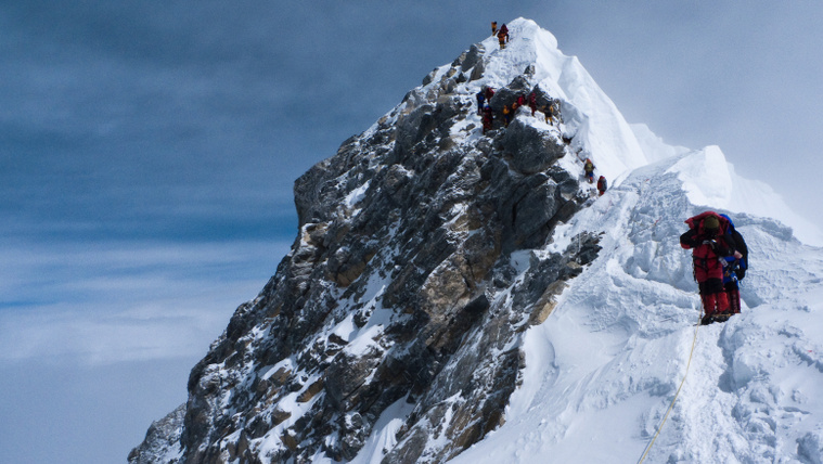 Viharcsapda a halálzónában, horrorisztikus képsorok érkeztek az Everest leghírhedtebb pontjáról