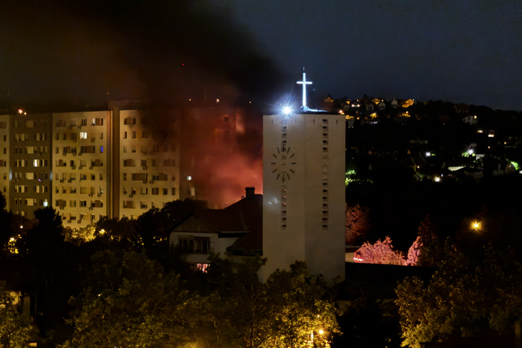 Hatalmas lángok csaptak fel az éjjel Albertfalván