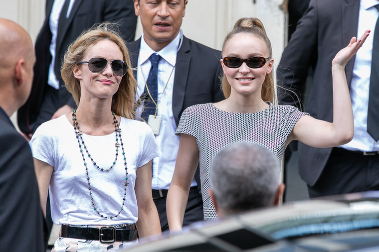 Vanessa Paradis és Lily-Rose DeppLily-Rose Depp mondthatni eleve arra született, hogy meghódítsa egész Hollywoodot