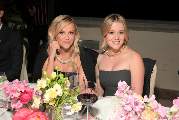 Reese Witherspoon és Ava PhilippeKevés anya-ánya párost hasonlítanak össze annyit, mint Reese Witherspoont és lányát, Ava Phillippet: a rajongók gyakran egymás hasonmásának nevezik őket, hiszen valóban nagyon hasonlítanak egymásra.&nbsp;
