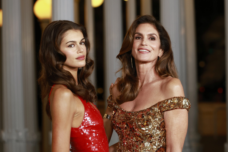 Cindy Crawford és Kaia GerberA '90-es évek egyik legsikeresebb modelljének 24 éves lánya anyukája nyomdokaiba lépve szintén a divatiparban építi a saját karrierjét