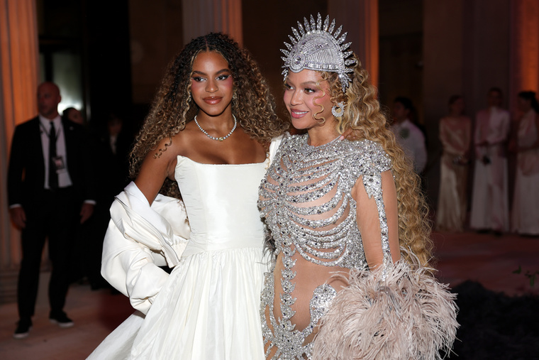 Beyoncé és Blue IvyA 44 éves énekesnő legidősebb gyermeke még mindössze 14 éves, azonban már többször szerepelt vele színpadon, ahol ének- és tánctudását is megmutatta Blue Ivy