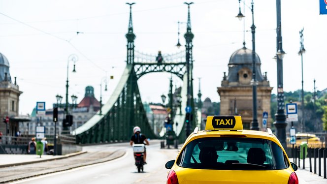 Kitört a botrány a BKK új rendszere körül, azonnali felfüggesztést követelnek a&nbsp;taxisok